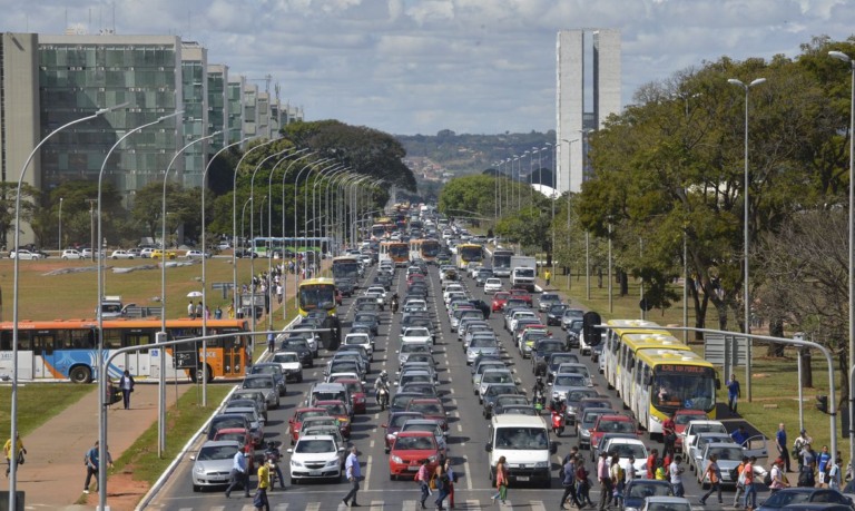 Trânsito intenso na Esplanada dos Ministérios, em Brasília (Foto Agência Brasil)