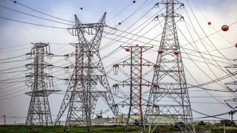 Diversas torres de grande porte com linhas de transmissão de energia da Eletrobras (Foto Divulgação)