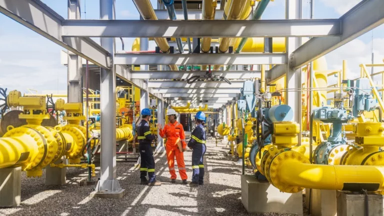 Trabalhadores em instalações de gás natural da Engie, em Piúma/ES (Foto Felipe Bretas/Divulgação)