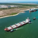 Vista de embarcação no cais do Porto do Açu, no norte fluminense (Foto Divulgação Porto do Açu)