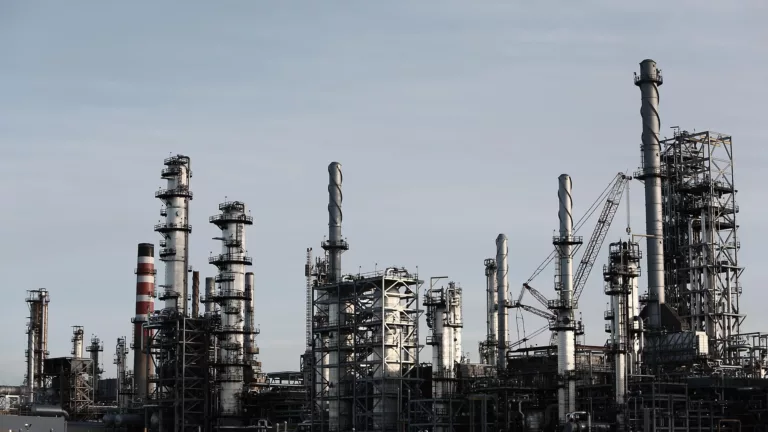 Refinaria de petróleo (Foto Leeroy Agency/Pixabay)