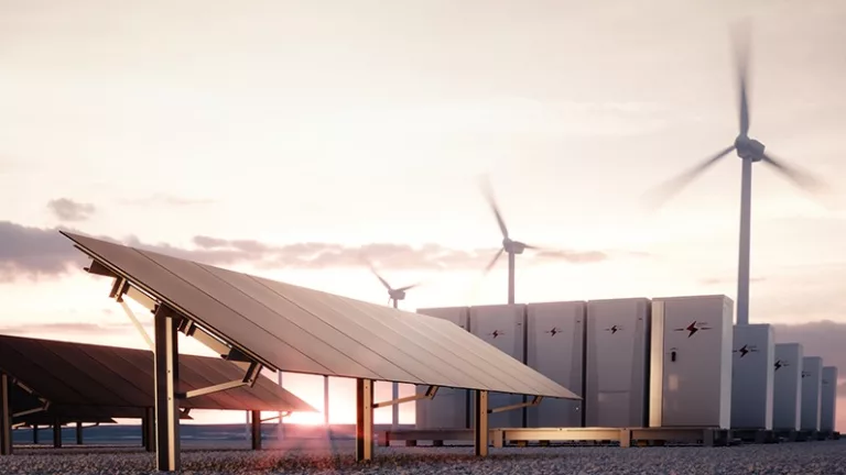 Produção fotovoltaica e eólica associada a armazenamento de energia em grandes baterias (Foto Pixabay)